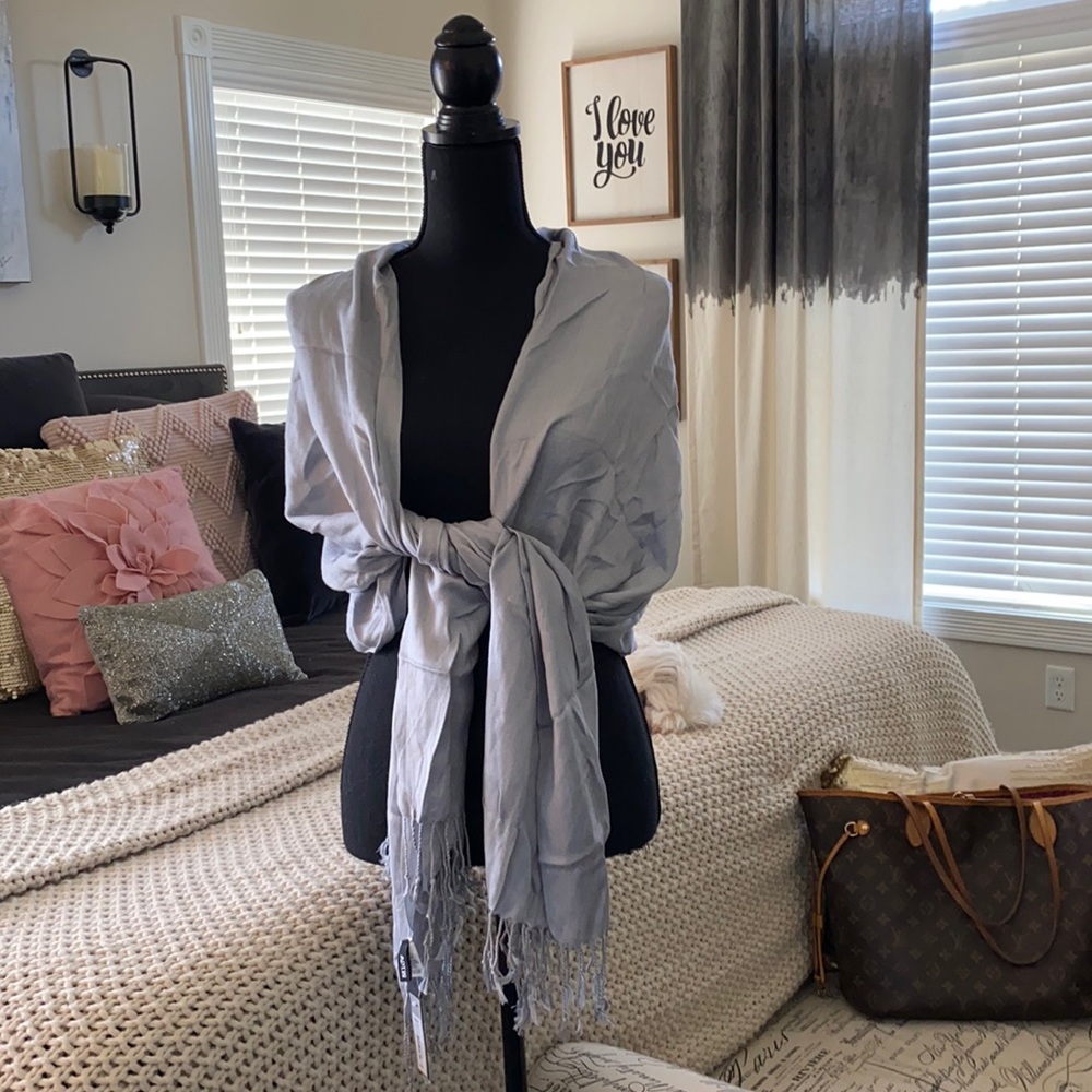 APT 9 pashmina, NWT! Gorgeous silvery gray.